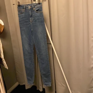 Stuprörsjeans  - Bikbok  Finns i Holmsund men kan tas till Ersboda på vardagar 