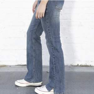 ❗️(KAN SÄLJA DIREKT FÖR 400)❗️Säljer nu dessa superpopulära och helt slutsålda Brandy Melville jeans då dem inte längre passar tyvärr. Jeansen är endast använda 2-4 gånger och har inga defekter.🤍