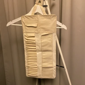 Väska för sminkpenslar - Väska för sminkpenslar Gott skick Finns i Holmsund men kan tas till Ersboda på vardagar.