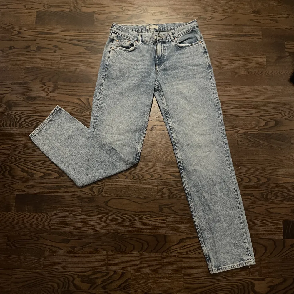 Ljusblåa lågmidjade jeans i fint skick, knappt använda nästan som ny.. Jeans & Byxor.