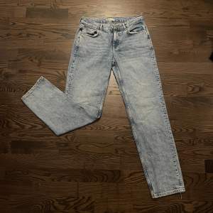 Ljusblåa lågmidjade jeans i fint skick, knappt använda nästan som ny.