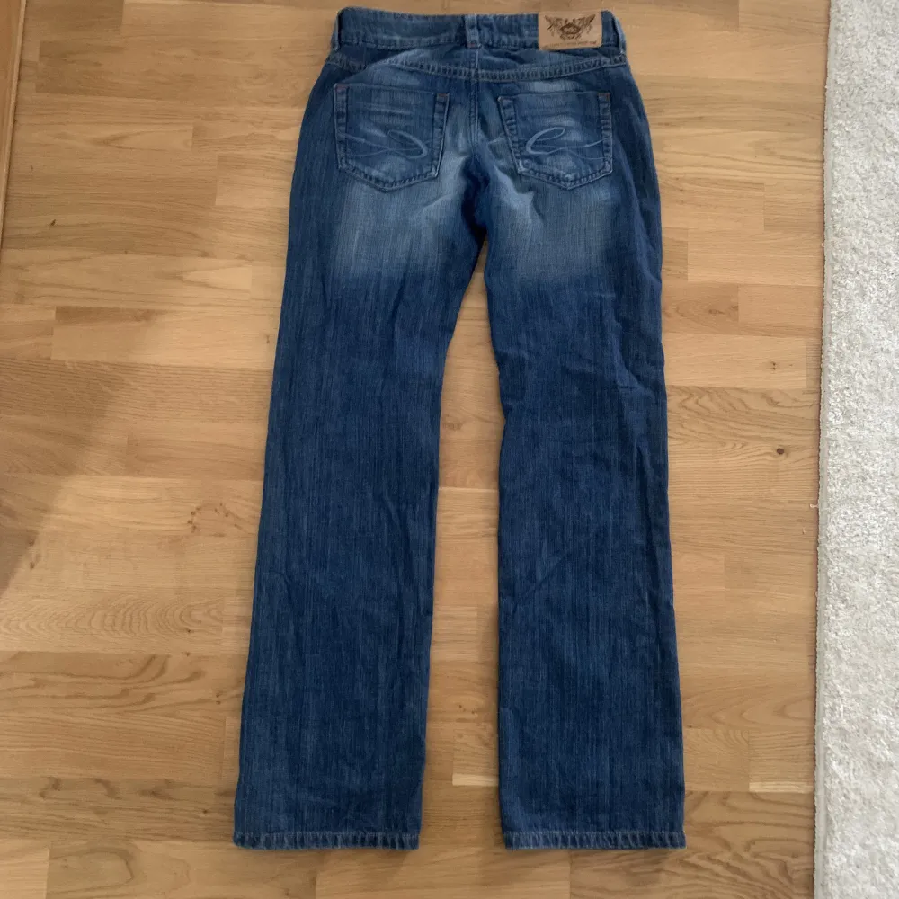 Lågmidjade jeans från edc by esprit. Har aldrig använt de och är i fint skick. Vid frågor är det bara att skiva till mig🫶💕. Jeans & Byxor.