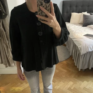 Trekvarts kofta - Trekvarts ärmad kofta med tre knappar upptill