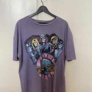 Tshirt - Cool tshirt med guns n roses tryck. Köpt på pull & bear för något år sedan.  Storlek L, fint skick!