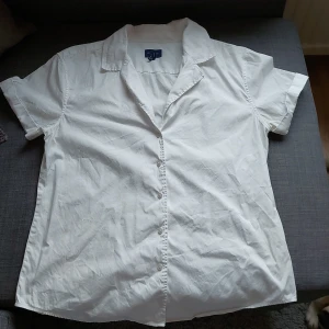 Gant blus strl 42 - Vit blus i fint begagnat skick. 