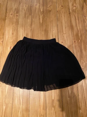 Kjol - Säljer en kjol från na-kd eftersom de inte är min stil längre. Använd fåtal gånger, är i nyskick