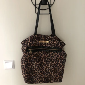 Victorias secret väska/tote bag - Säljer en Victorias secret väska i bra skick. Knappt använd och inga fläckar/förstört tyg. 🫶