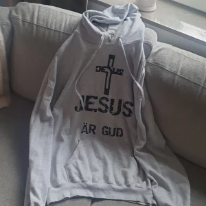 Luvtröja  - Luvtröja med tryck Jesus är Gud