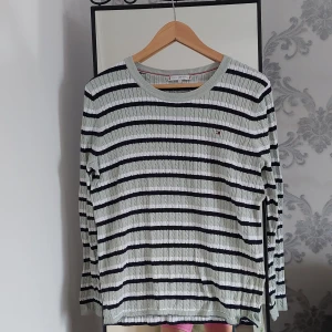 Tommy Hilfiger stickad tröja - Tommy Hilfiger stickad tröja Sparsamt använd. Randig vir ljusgörn och marinblå