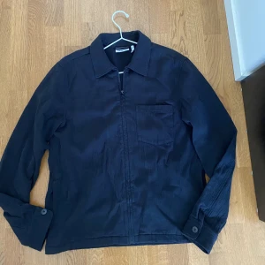 Weekday overshirt  - Säljes pga att den inte används längre!  Storlek M  Svart  Perfekt inför hösten!