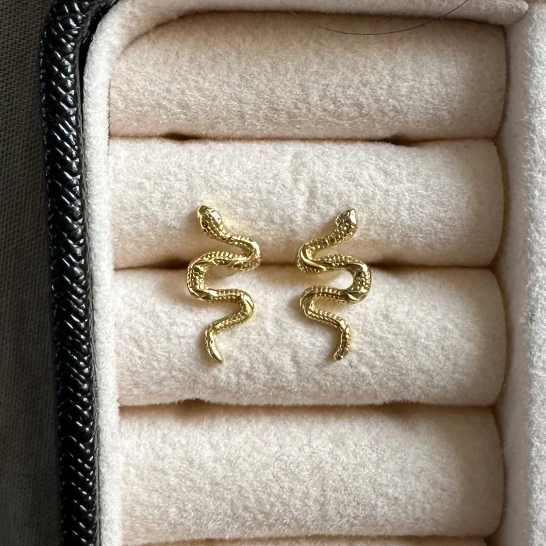 guldplaterade örhängen