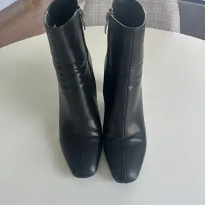 Säljer dessa låga högklackade boots från NA-KD då de tyvärr sitter för tajt på mina fötter (är ganska bredfotad). De har en spricka (se bild 3) på höger sko, annars är de i bra skick💕
