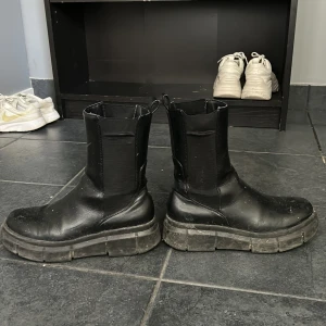 Boots - Storlek 38 och använda ett år. Det är bara lera som är på bilden så det är smuts som går bort med bara vatten o papper, inget annat smuts som sitter kvar.  Köpta för 700 kr på deichman skor 