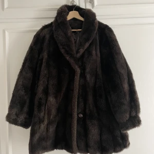 Pälsjacka - Perfekt pälsjacka köpt secondhand. Har lite mindre defekter: saknar en knapp och trasig på några ställen i innertyget. Men är inget som syns och pälsen är perfekt skick. Jag är 178 cm och normalt s/34/36