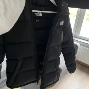 The north face  - Säljer min vinter jacka ifrån The North Face, Storlek XS men passar som S (tjajt). Nypris 2999, mitt pris 1500+frakt (Lånad bild) 