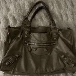 Balenciaga väska  - Balenciaga city bag. Stor modell, får plats med dator mm. Hör av dig vid seriöst intresse för fler bilder och information.   