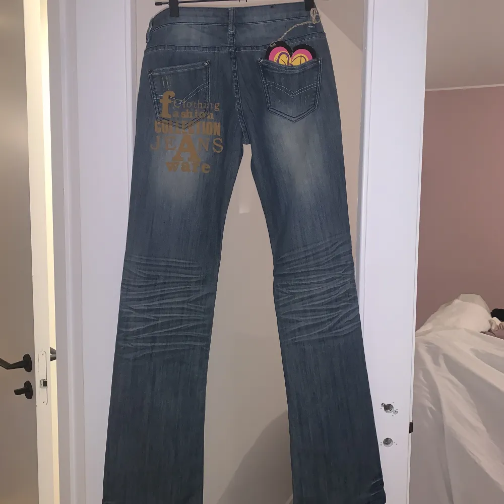 Supersnygga Lågmidjade jeans med coola text detaljer🌷Tyvärr för små för mig så har inga bilder hur dom sitter på. Från märket Basic Denim strl S ca 34-36❤️. Jeans & Byxor.