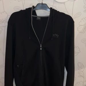 Hugo boss kofta - Säljer en helt ny Hugo boss kofta använt 1 gång, Storlek xs passar även för S. För intresse kom dm och pris kan även diskuteras