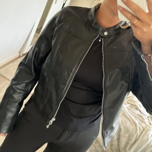 KORT SKINNJACKA - kort skinnjacka fråm hm, använd 1 gång 