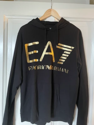 Ea7 Tröja - Fet ea7 tröja i storlek L använder inte då den är för liten skick 10/10