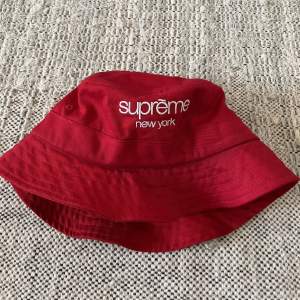 Röd Supreme bucket hat Small/Medium Bra skick
