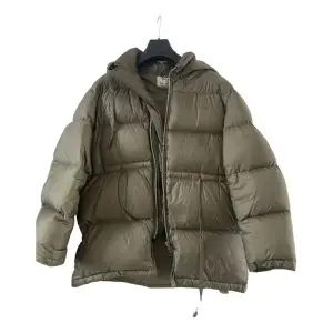 Acne studios hooded down jacket, storlek 32, men passar upp till 38 skulle jag säga! Mkt fint skick.