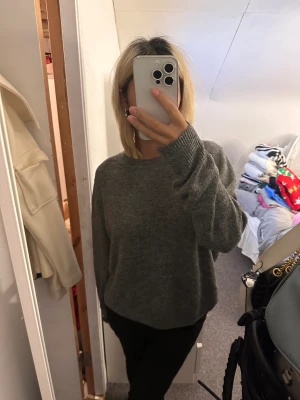 Stickad grå tröja  - En jätte mysig stickad tröja i storlek L men mer som S-M. Inte kommit till användning därav bra skick.