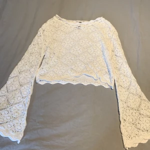 Vit tröja  - En jättefin  tröja med mönster som man ser igenom. 