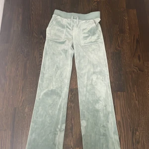 Gröna juicy couture byxor - Jag säljer mina gröna juicy byxor i Xxs. Använd fåtal gånger 