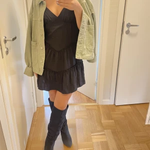 Klänning - Volang klänning som passar perfekt både till fest nu i höst och till sommardagar🤍 ‼️kolla gärna in mina andra annonser‼️