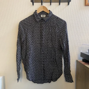 Skjorta Weekday XS - En mönstrad skjorta från Weekday. Säljer den eftersom den är för liten för mig.