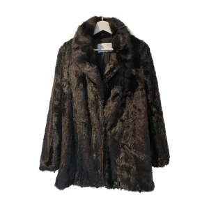 Zarakappa - Pälskappa från Zara som är mestadels svart men skiftar i brunt! Jättefin men båda spännen är lösa men går att sy fast! Därför har jag sänkt priset.