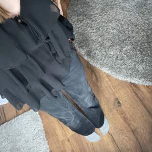 Svara boot cut jeans från Gina 