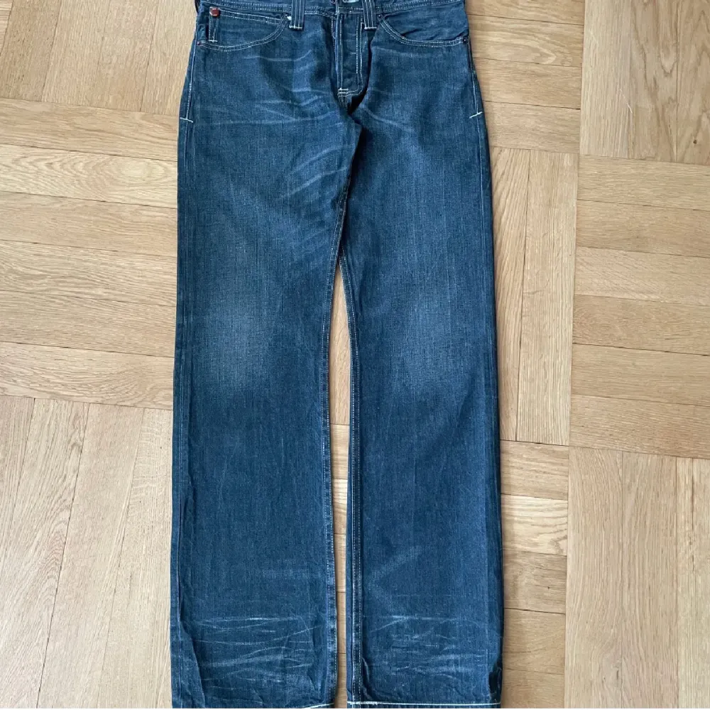 Evisu jeans som säljes pga för små. Köpta här på Plick Bra skick inga tecken på större användning.. Jeans & Byxor.
