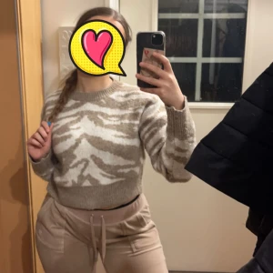 Stickad zebra tröja - En croppad stickad tröja ,gosig och varm🥰
