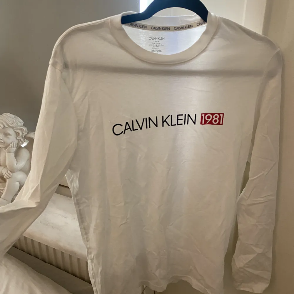 Skön Calvin Klein tröja funkar till både str s och m. . Hoodies.