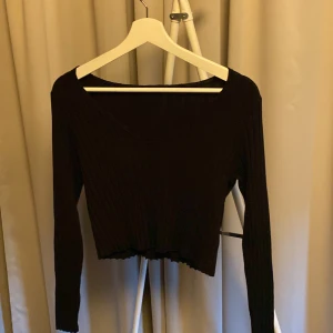 V-ringad topp - Svart v-ringad topp Oanvänd Storlek s Finns i Holmsund men kan tas till Ersboda på vardagar.