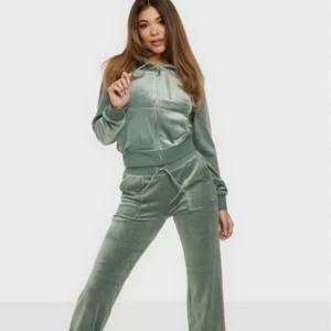 Juicy Sett - Säljer hama settet och väljer och sälja det billigare eftersom att det fattas en knapp på baksidan av byxorna . Har inte används så mycket och är i bra skick 🩷