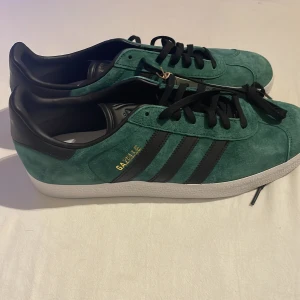 Adidas Gazelle strl 43 1/3 - Adidas gazelle i nyskick, aldrig använda. Storlek 43 1/3