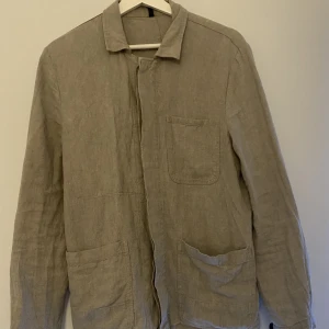 Overshirt från Ted Bernhardtz - Säljer nu denna härliga linne overshirt från Ted Bernhardtz, nypris 4000 mitt pris 1000 kan gå läggre vid en snabb affär