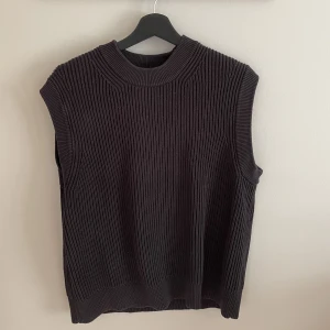 Stickad bäst Arket - Säljer min kortärmade stickade väst från Arket då den inte längre kommer till någon användning. Designen är ribbad som ni ser på bilderna. Väldigt bra skick, inga defekter.  Kan säkert passa till tjejer med. Hör av er vid frågor!