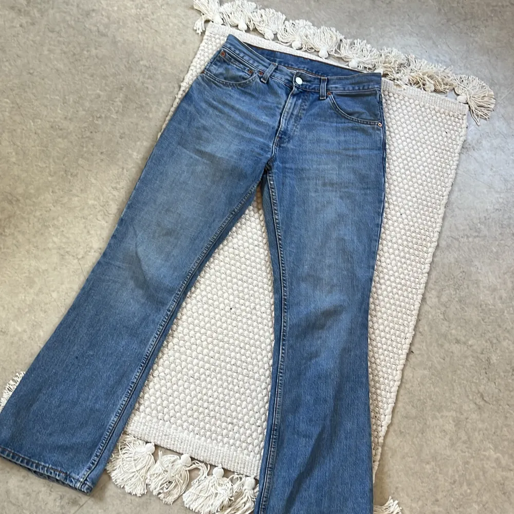 super fina levis jeans i modellen 501:or. vintage men bra skick. säljer eftersom jag tyvärr ej använder de :( gammal storlek men passar s och kanske m. jag har vanligtvis 26-27 i jeans . Jeans & Byxor.