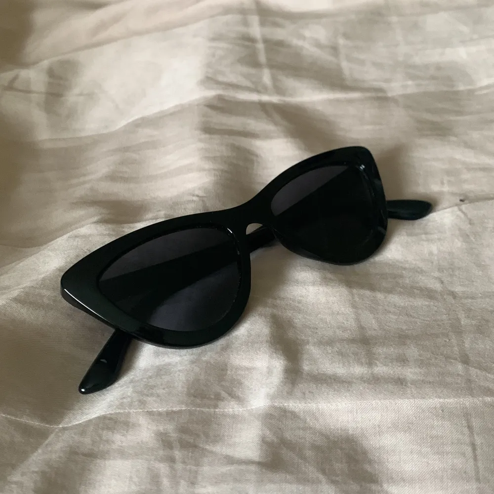 Säljer dessa härliga små solglasögon då de inte kommer till användning! Använda men inga synliga defekter eller skador så i fint skick! Nypris: 149kr. Accessoarer.