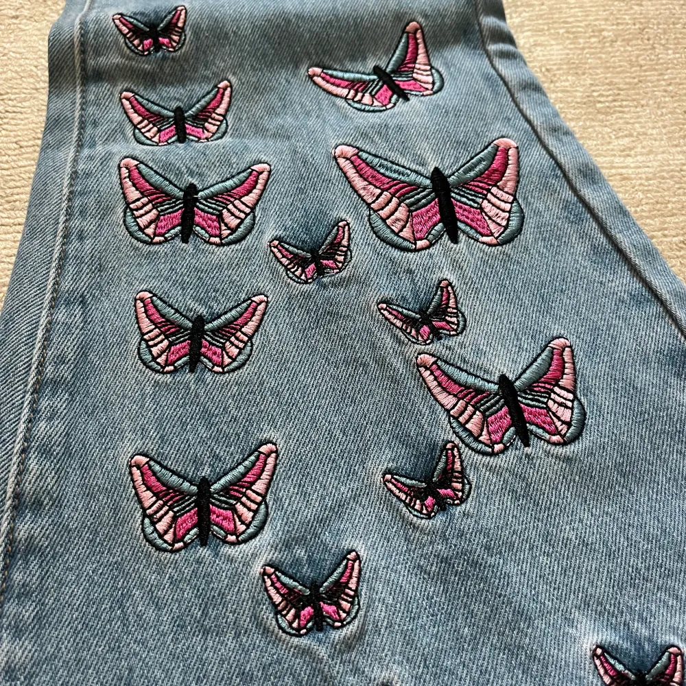 Säljer dessa superfina midwaist jeans från asos med ta fjärilar som detaljer. Aldrig använda, prislapp kvar 🦋🦋. Jeans & Byxor.