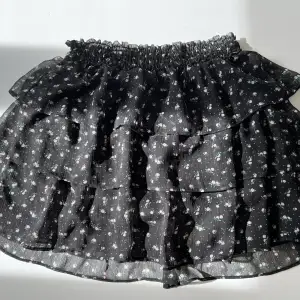 Jättefin blommig kjol från H&M i storlek S i nyskick 🌸Säljer för 150 kr, köpare står för frakt men kan också mötas upp 🌸💕