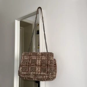 Svincool väska! - Jättefin väska från zara. Använd fåtal gånger så i bra skick. Den är åt det rosa hållet men ser mer brun ut på kamera!