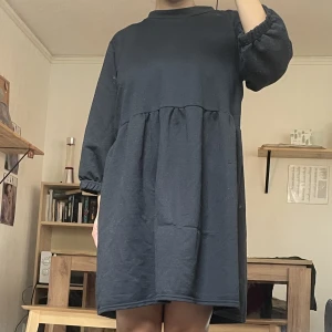 Bohoo babygirl klänning  - Världens coolaste klänning från boohoo! På rätt tjej hade denna verkligen kunnat vara hur cool som helst, men det är inte riktigt min stil längre. Skriv om ni har frågor ❤️är i strl 46 men då det är en oversized passar den på mindre med. Jag på bilden är S