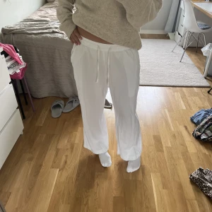 Linne byxor 💗 - Byxorna var för långa för mig så jag sydde upp dem med sy maskin. användt typ 4 gånger💗 skriv prisförslag till mig🫶