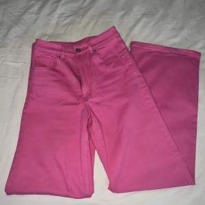 Rosa byxor/jeans från h&m. Använda ett fåtal gånger, inga fläckar eller märken. Strl 34! 