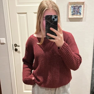 Stickad tröja - Jag säljer min vinröda stickade tröja. Storleken är 40, men den är liten i storleken så den är mer som 38. Skicket är bra, men några trådar sticker ut på några enstaka ställen. Tröjan är väl använd, men har nu inte använts på ungefär ett år.